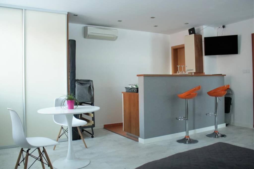 Ferienwohnung Apartman - Dlhe Diely Pressburg Exterior foto